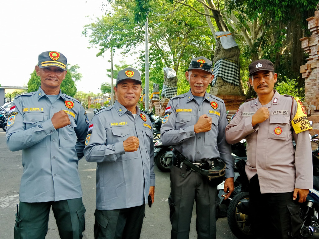 Kesiapsiagaan Linmas Desa Dalung Menjaga Keamanan Perlombaan Bali Banjar Quiz (BBQ) Oleh BPOM Denpasar